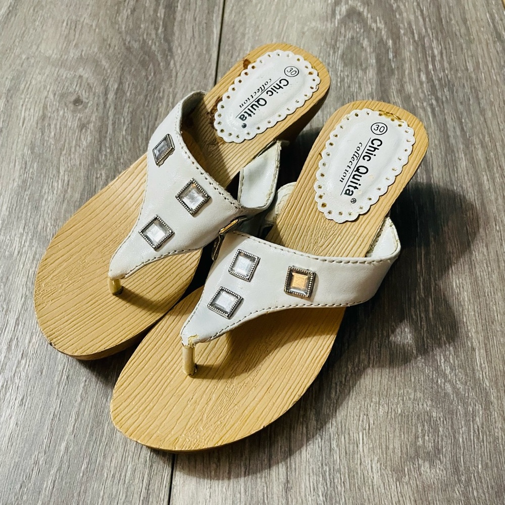 Size 11 chic quita sandals with a heel